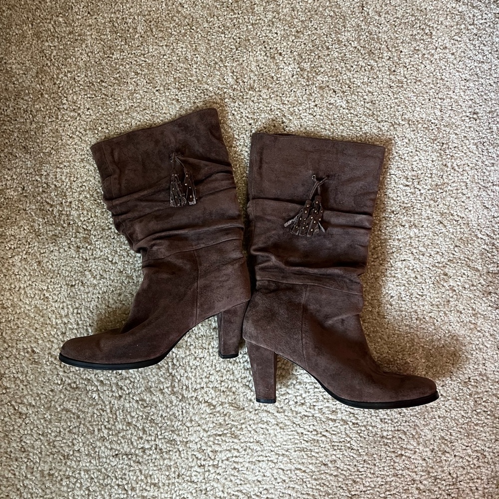 Hilassy - Suede heeled boots with tassels - brown